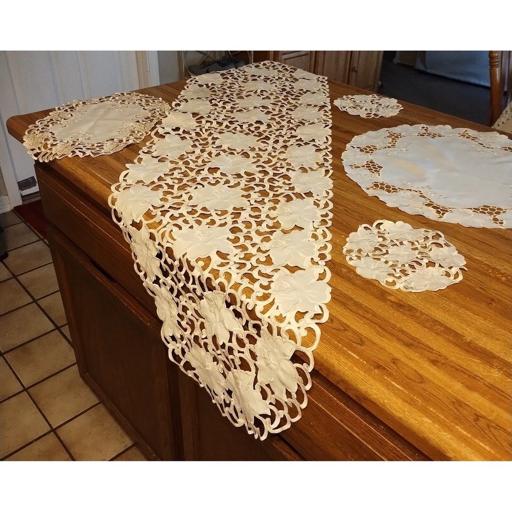 Set of 5 Coordinating Embroidered "Roses" Table Runner & Doilies Thick Polyester